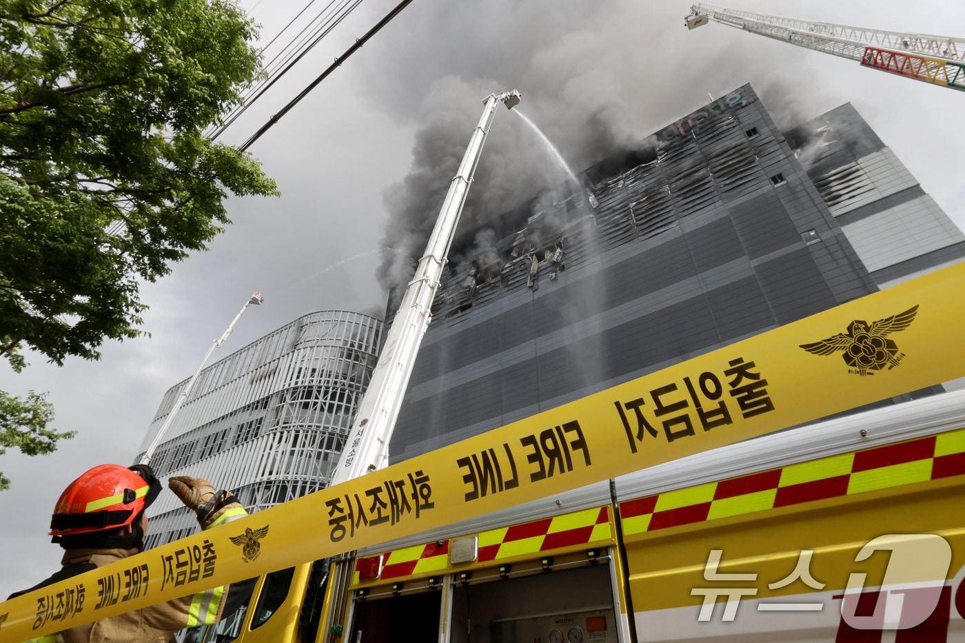 본문 이미지 - 19일 오전 인천 서해구 석남동 쿠팡32물류센터에서 화재가 발생해 소방당국이 진압을 하고 있다. 전날 오전 6시 54분쯤 발생한 화재는 24시간을 넘긴 이날 오전까지 꺼지지 않고 있다. 2026.7.19 ⓒ 뉴스1 이광호 기자