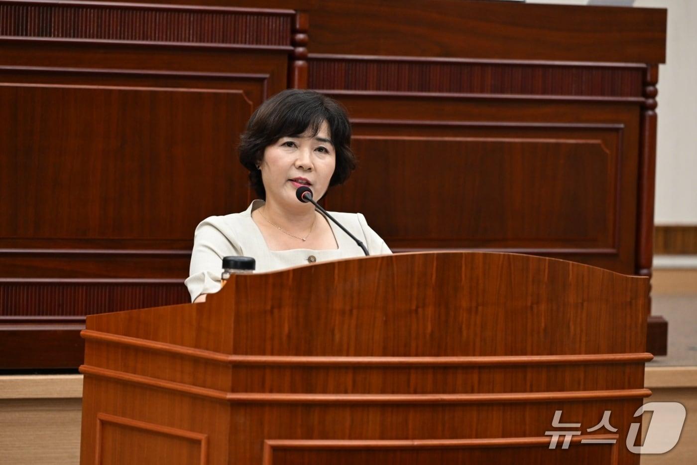 본문 이미지 - 지난 16일 연천군의회 본회의장에서 심미영 의원이 인구감소로 인한 교육현장 붕괴에 대해 5분 자유발언을 하고 있다. (연천군의회 제공, 재판매 및 DB금지)