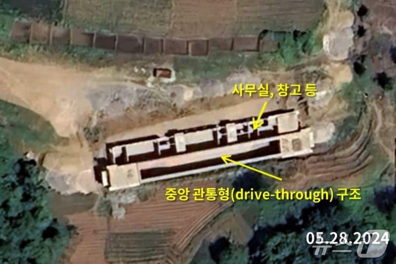 본문 이미지 - 북한이 비무장지대 인근에 건설 중인 방사포 지원 시설로 추정되는 건물.  (RFA 제공)