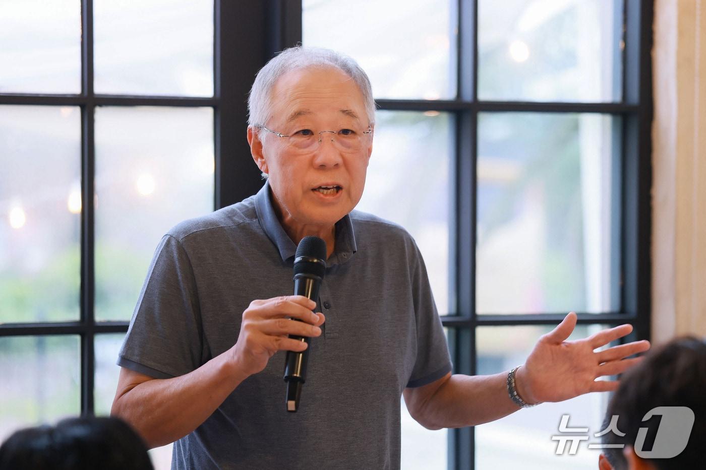 본문 이미지 - 류진 한국경제인협회 회장 겸 풍산그룹 회장이 17일 제주 서귀포시 인근식당에서 열린 '2026 한경협 경영자 제주하계포럼 기자간담회'에서 발언하고 있다. (한경협 제공)
