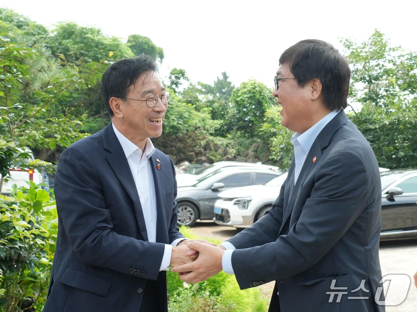 본문 이미지 - 위성곤 제주도지사와 최휘영 문화체육관광부 장관이 악수를 나누고 있다(제주도 제공. 재판매 및 DB금지)/뉴스1
