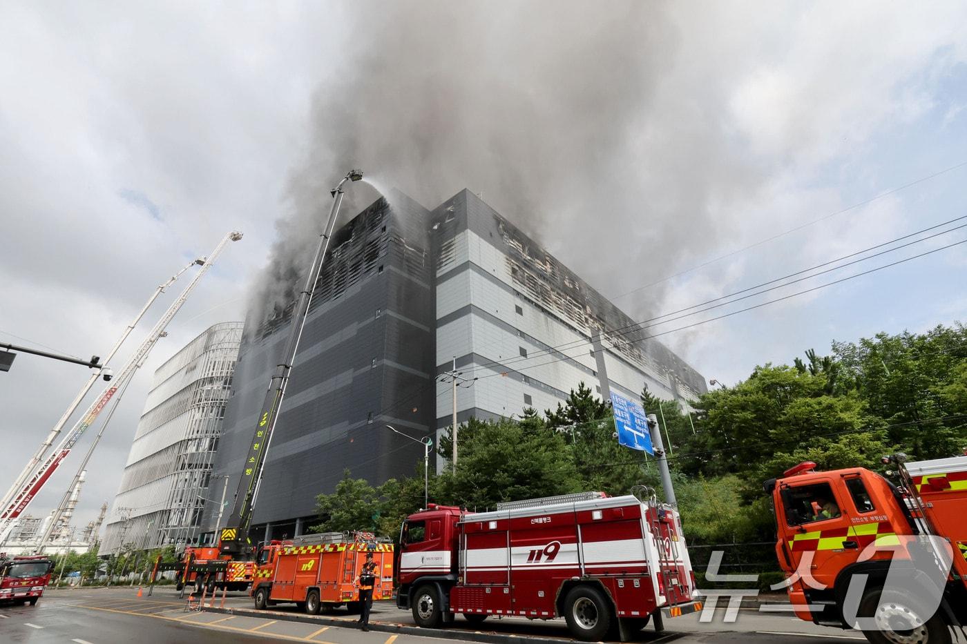 본문 이미지 - 19일 오전 인천 서해구 석남동 쿠팡32물류센터에서 화재가 발생해 소방당국이 진화작업을 하고 있다. 전날 오전 6시 54분쯤 발생한 화재는 24시간을 넘긴 이날 오전까지 꺼지지 않고 있다. 2026.7.19 ⓒ 뉴스1 이광호 기자