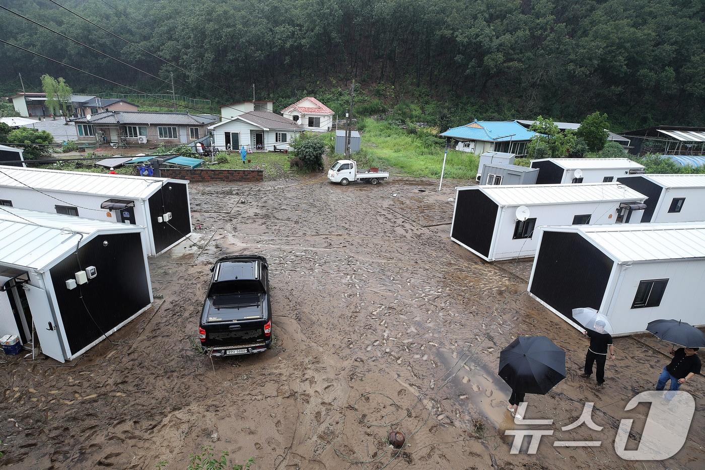 본문 이미지 - 19일 오전 경북 안동시 일직면 귀미리 산불 이재민 주거용 임시 주택에 집중호우가 쏟아져 주택이 침수되고 일대가 뻘밭으로 변해 있다. 2026.7.19 ⓒ 뉴스1 공정식 기자