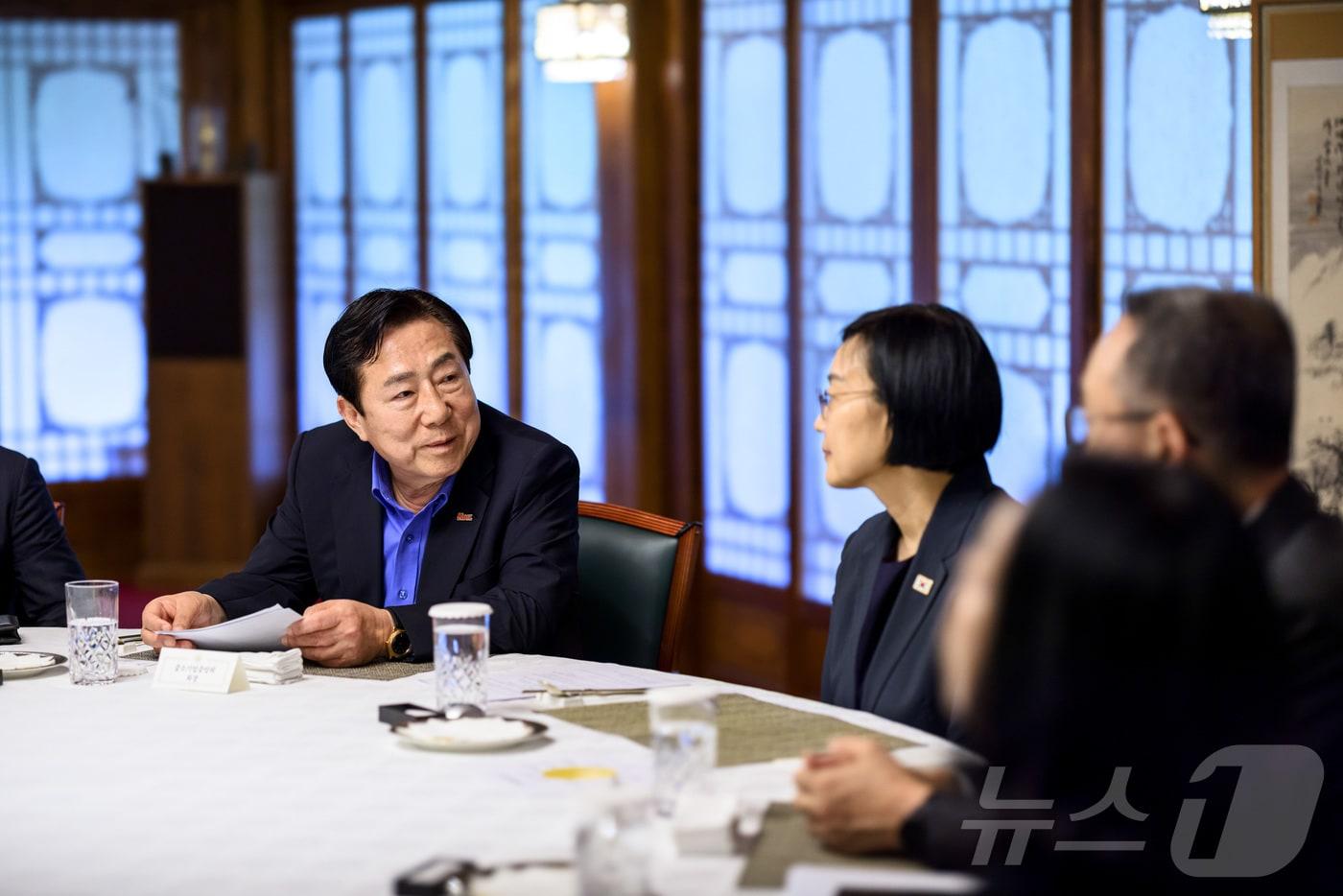 본문 이미지 - 한성숙 국무총리(오른쪽)가 19일 서울 종로구 국무총리 서울공관에서 열린 중소기업협단체 오찬간담회에서 김기문 중소기업중앙회장의 발언을 듣고 있다. (국무총리실 제공. 재판매 및 DB 금지) 2026.7.19 ⓒ 뉴스1