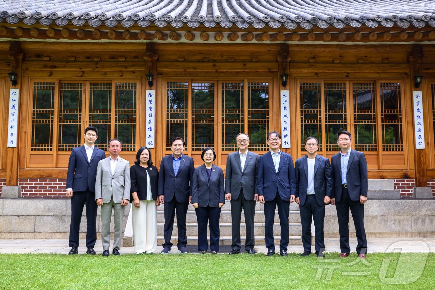 본문 이미지 - 한성숙 국무총리가 19일 서울 종로구 국무총리 서울공관에서 열린 중소기업협단체 오찬간담회에서 김기문 중소기업중앙회장을 비롯한 참석자들과 기념촬영을 하고 있다. (국무총리실 제공. 재판매 및 DB 금지) 2026.7.19 ⓒ 뉴스1