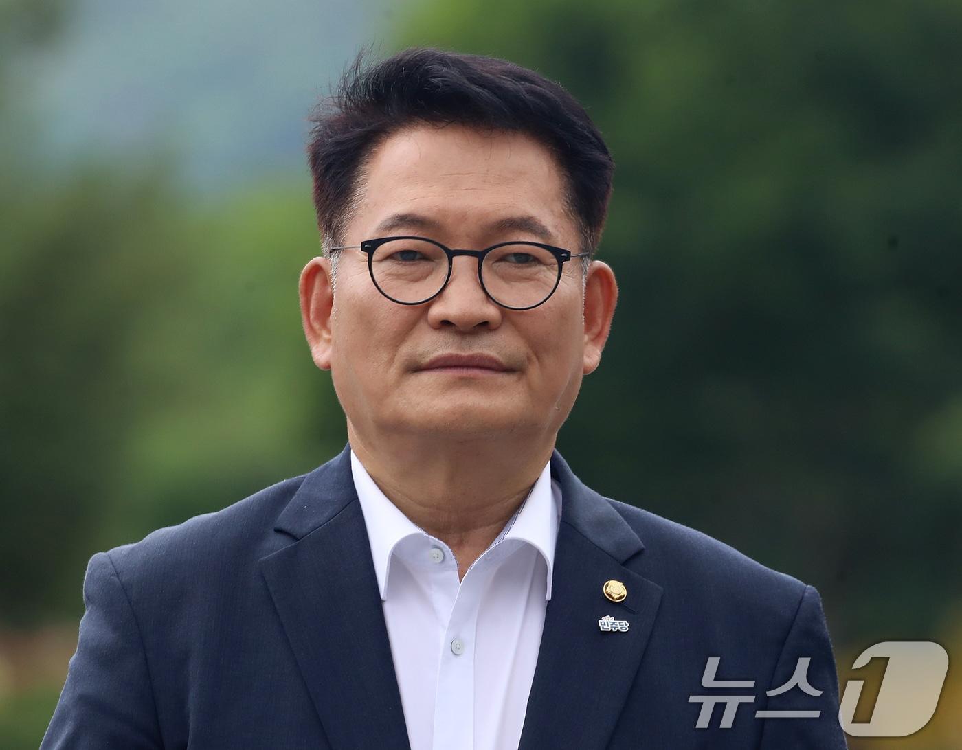 본문 이미지 - 더불어민주당 당권 주자인 송영길 전 대표가 지난 19일 경남 김해 진영읍 봉하마을을 찾아 고 노무현 전 대통령 묘역을 참배하고 있다. 2026.7.19 ⓒ 뉴스1 윤일지 기자