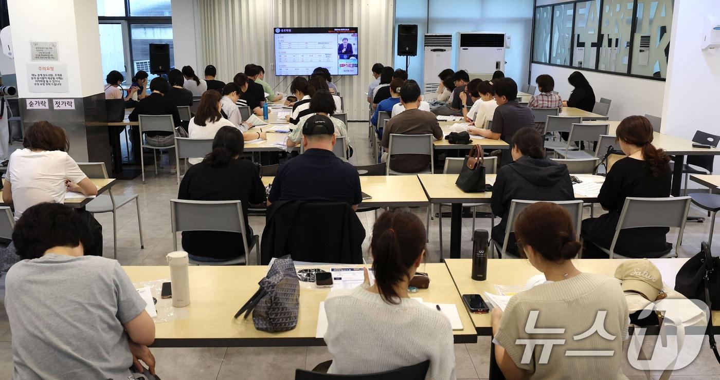 본문 이미지 - 19일 서울 강남구 대치동 강남종로학원에서 열린 ‘2027 수시·정시 대학 선택전략 특집 설명회’를 찾은 학부모들이 학원 구내식당에서 원격으로 강의를 듣고 있다. 2026.7.19 ⓒ 뉴스1 이종수 기자