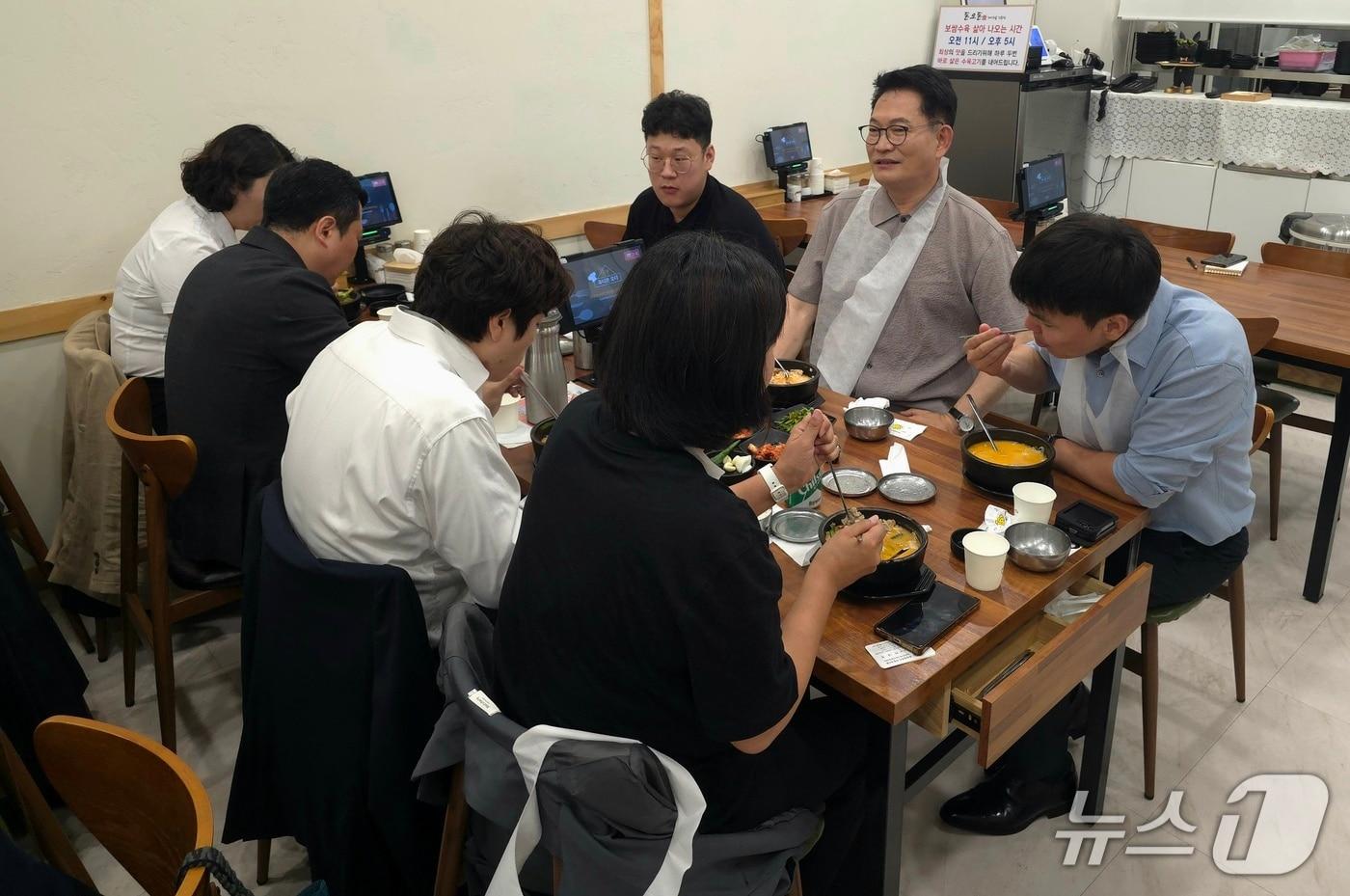본문 이미지 - 송영길 더불어민주당 전 대표가 19일 부산에서 지역 청년과 청년 정치인, 당원 등과 함께 돼지국밥을 먹으며 지역 현안과 청년 문제에 대해 이야기를 나누고 있다.2026.7.19 ⓒ 뉴스1 이주현 기자