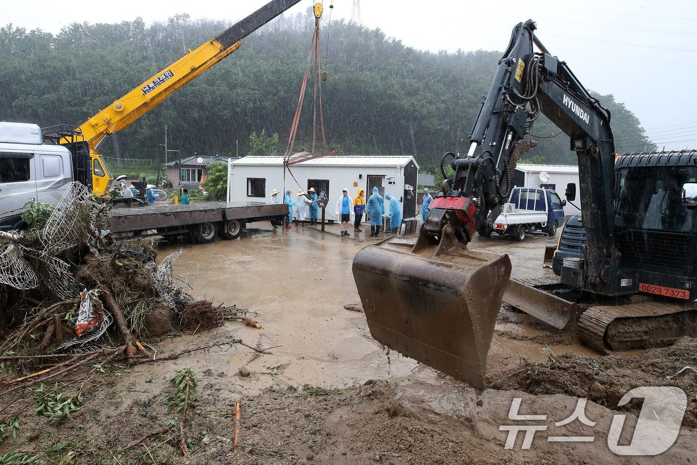 본문 이미지 - 19일 경북 안동시 일직면 귀미리 산불 이재민 주거용 임시 주택 일대가 집중호우로 침수된 가운데 수해 복구 현장에 다시 폭우가 쏟아지고 있다. 2026.7.19 ⓒ 뉴스1 공정식 기자