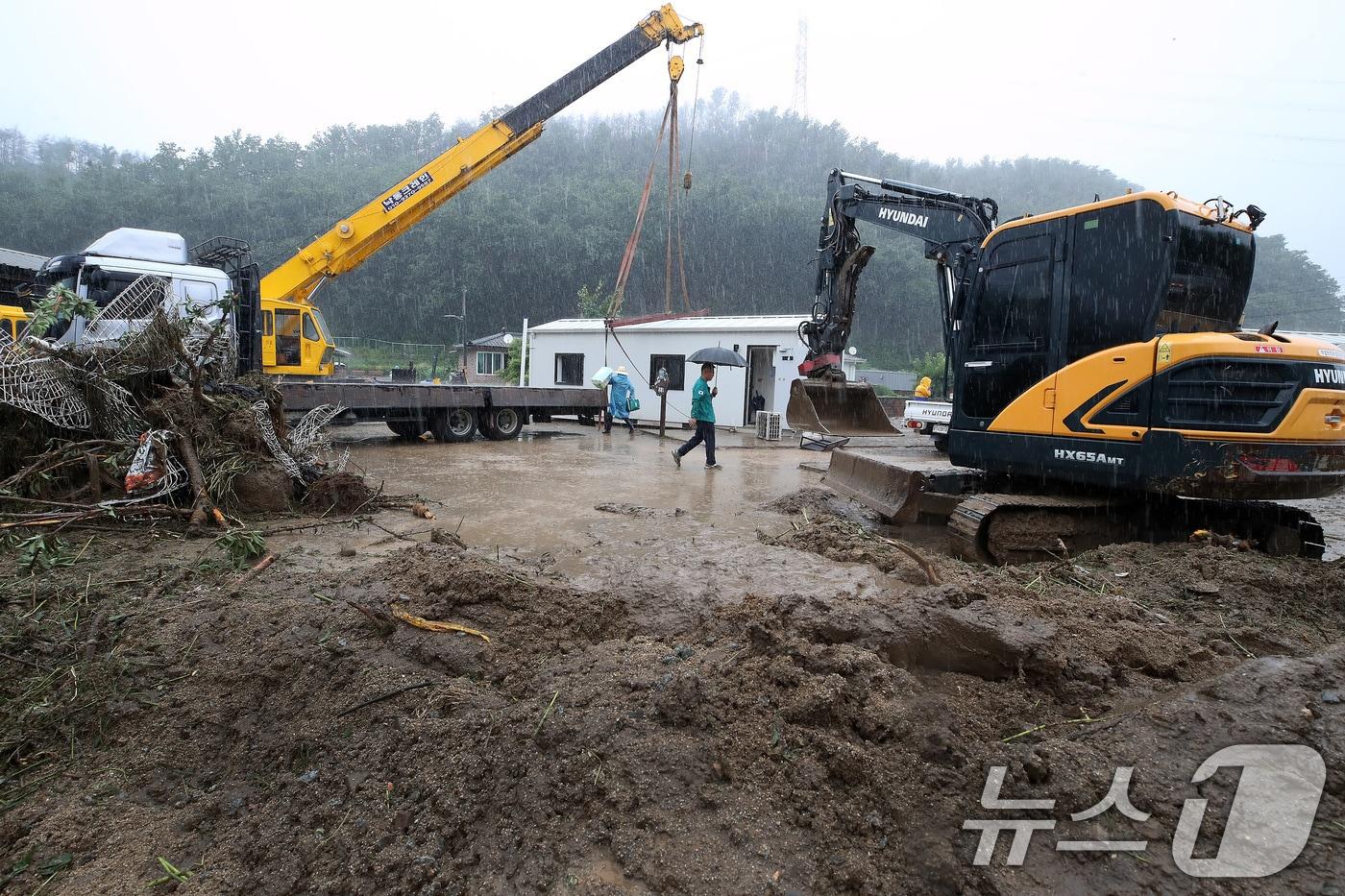 본문 이미지 - 19일 경북 안동시 일직면 귀미리 산불 이재민 주거용 임시 주택 일대가 집중호우로 침수된 가운데 수해 복구 현장에 다시 폭우가 쏟아지고 있다. 2026.7.19 ⓒ 뉴스1 공정식 기자
