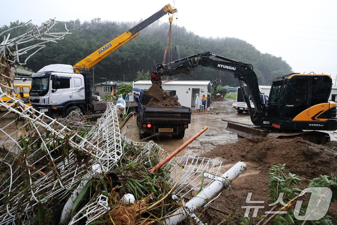 본문 이미지 - 지난 19일 경북 안동시 일직면 귀미리 산불 이재민 주거용 임시 주택 일대가 집중호우로 침수된 가운데 수해 복구 현장에 다시 폭우가 쏟아지고 있다. 2026.7.19 ⓒ 뉴스1 공정식 기자