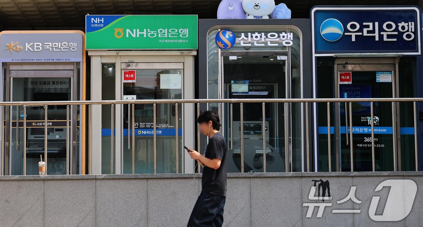 본문 이미지 - 사진은 19일 서울 시내에 설치된 시중은행 ATM 기기 모습. 2026.7.19 ⓒ 뉴스1 오대일 기자