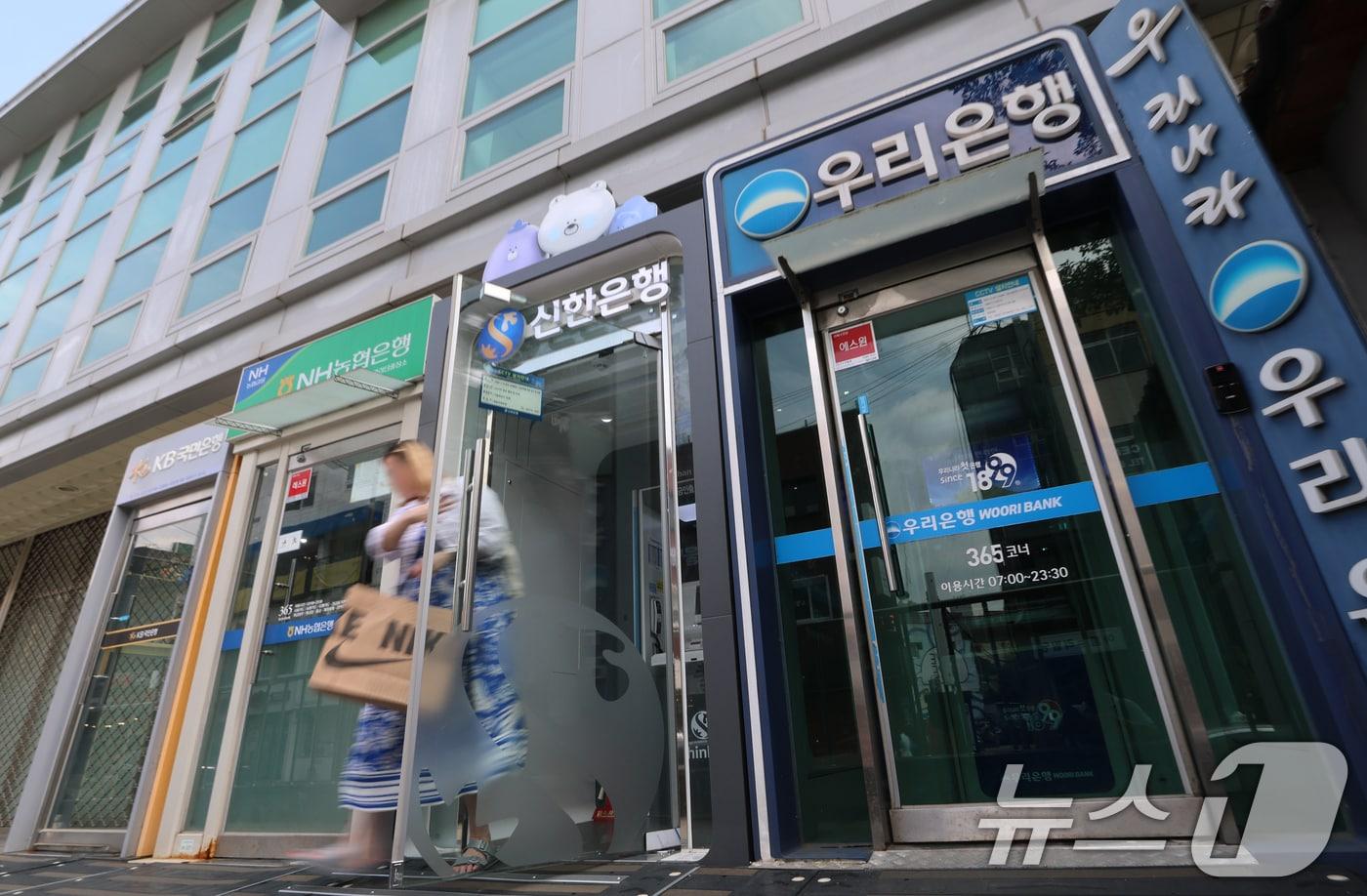 본문 이미지 - 사진은 19일 서울 시내에 설치된 시중은행 ATM 기기 모습. 2026.7.19 ⓒ 뉴스1 오대일 기자