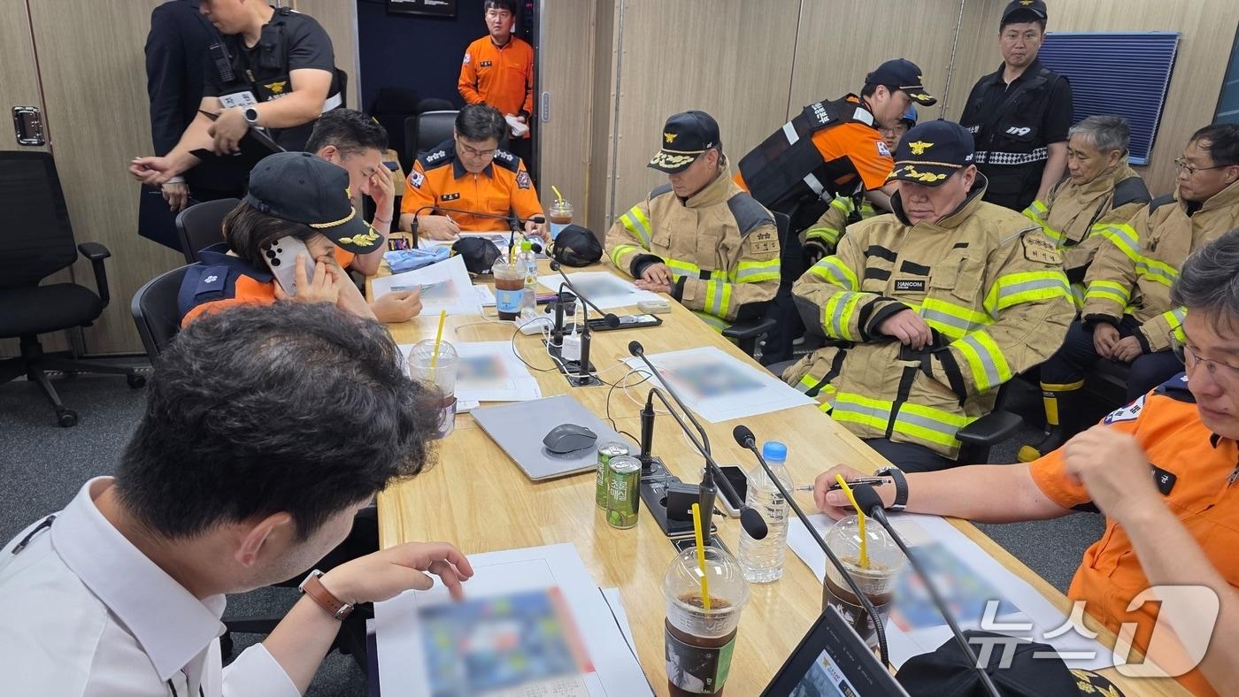 본문 이미지 - 최용철 중앙긴급구조통제단장이 19일 오후 인천 서해구 물류창고 화재 관련 상황판단회의를 열고 각 방면 지휘관들과 화재진압 상황 검토와 대응전술을 논의하고 있다.