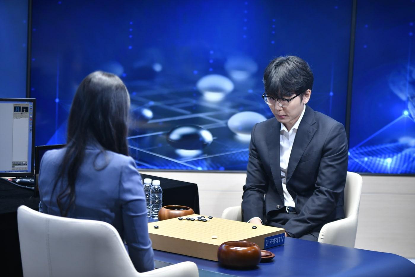 본문 이미지 - 신진서 9단이 19일 서울 중구 한국경제TV 스튜디오에서 열린 인공지능(AI) 카타고와 대국을 펼치고 있다. (한국기원 제공)