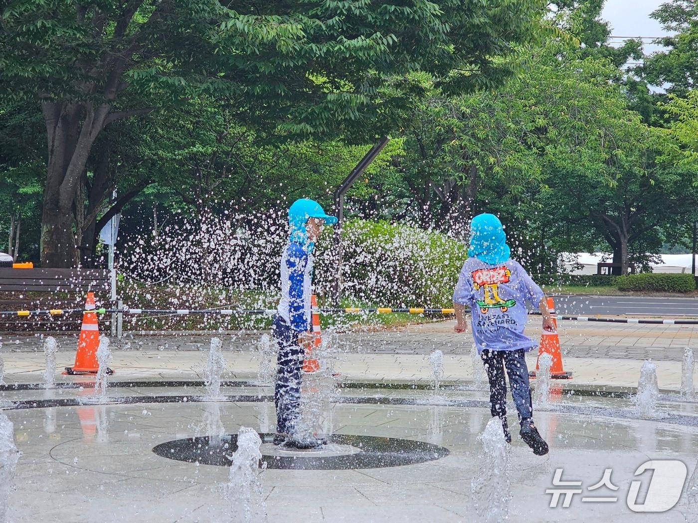 본문 이미지 - 진주시 평거 녹지대 바닥분수에서 19일 아이들이 물놀이로 무더위로 달래고 있다. 2026.7.19/뉴스1 한송학기자