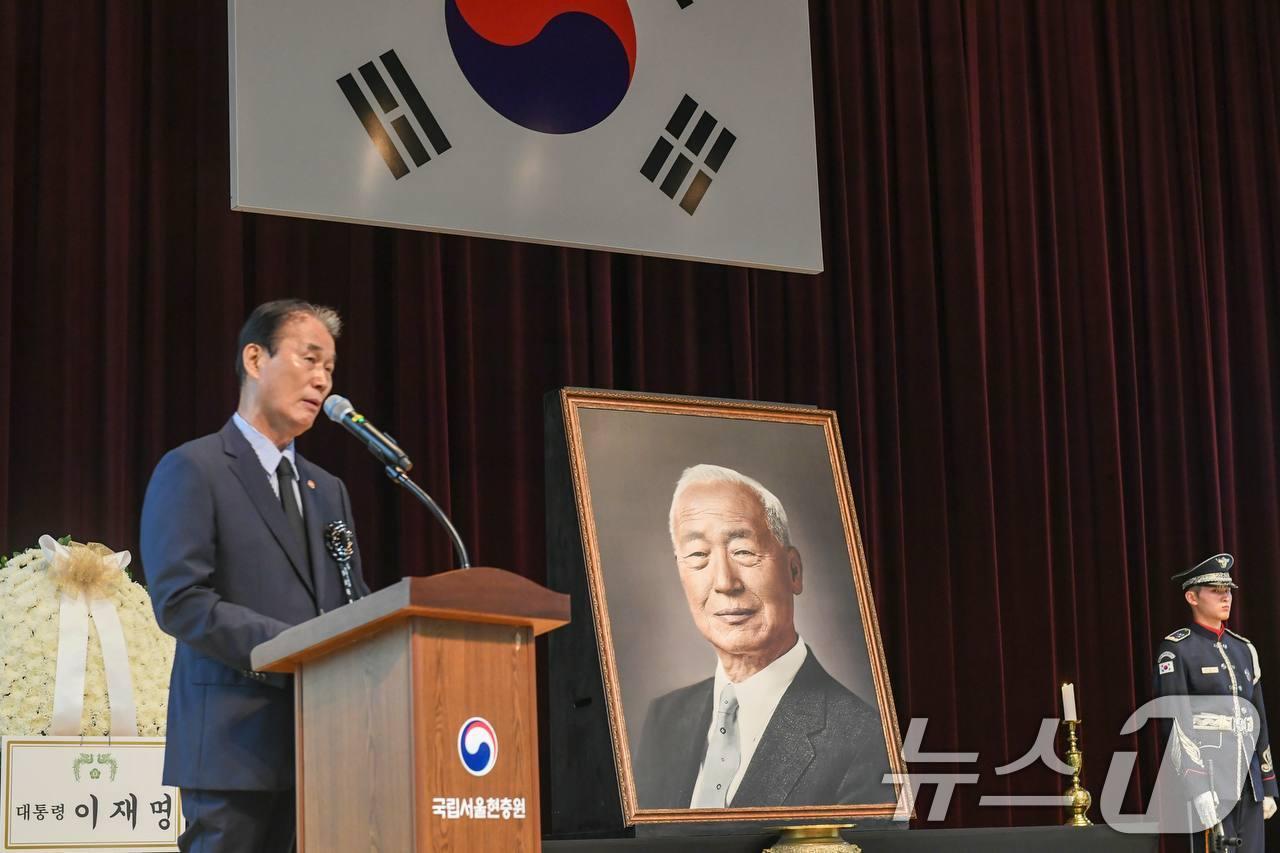 본문 이미지 - 권오을 국가보훈부 장관이 19일 오전 국립서울현충원 현충관에서 열린 이승만 초대 대통령 서거 61주기 추모식에서 추모사를 하고 있다. (국가보훈부 제공. 재판매 및 DB금지) 2026.7.19 ⓒ 뉴스1
