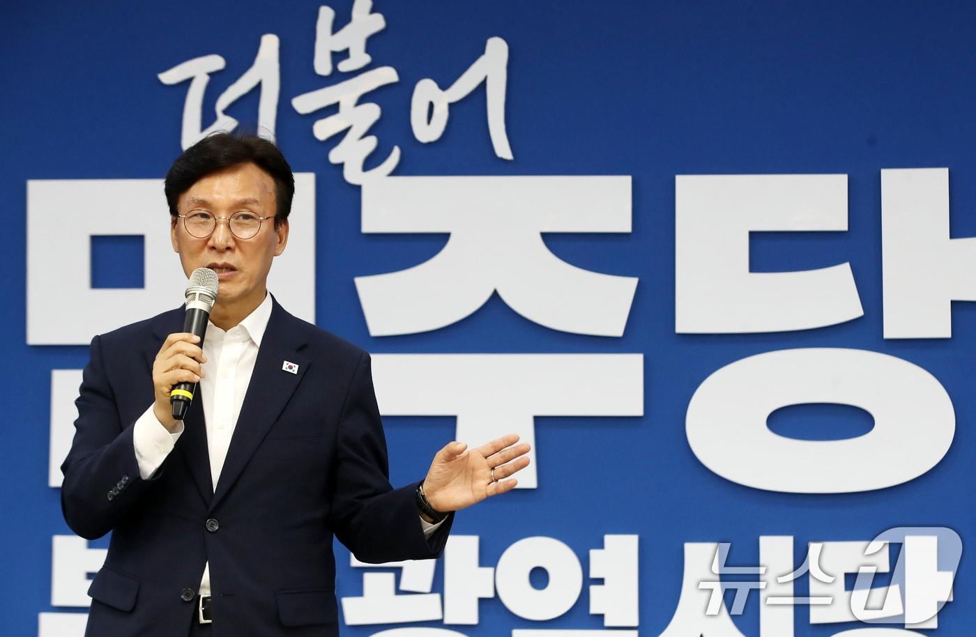 본문 이미지 - 더불어민주당 당권 주자인 김민석 전 총리가 19일 부산 동구 더불어민주당 부산시당에서 열린 부산 권리당원 간담회에 참석해 발언하고 있다. 2026.7.19 ⓒ 뉴스1 윤일지 기자