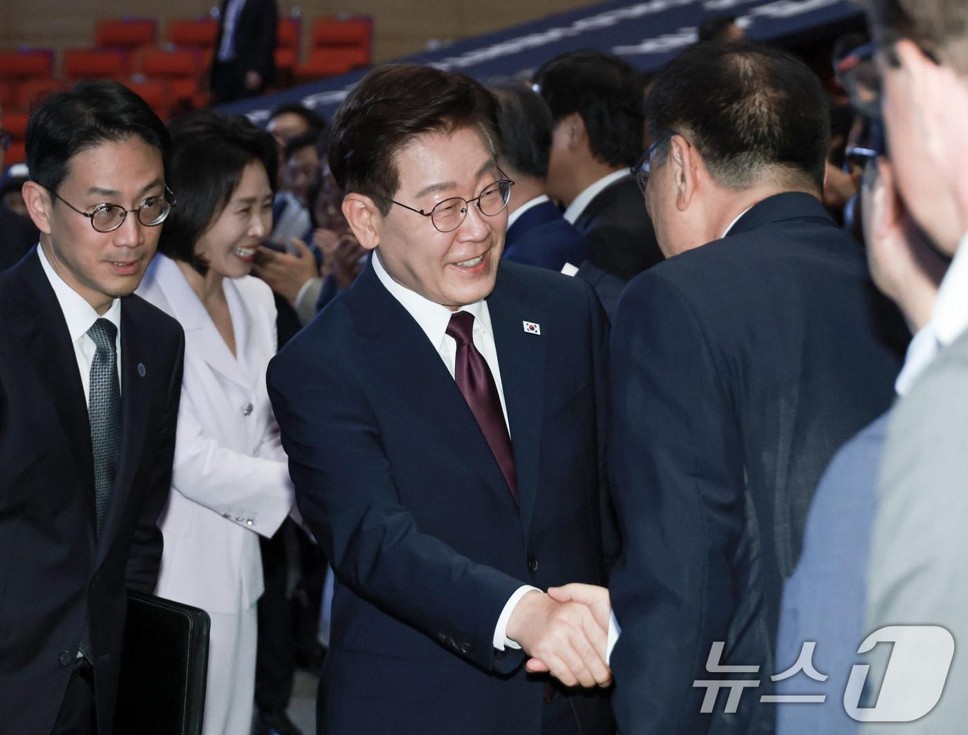 본문 이미지 - 이재명 대통령이 19일 부산에서 열린 제48차 유네스코 세계유산위원회 개회식에서 참석자들과 인사를 하고 있다. 2026.7.19 ⓒ 뉴스1 이재명 기자