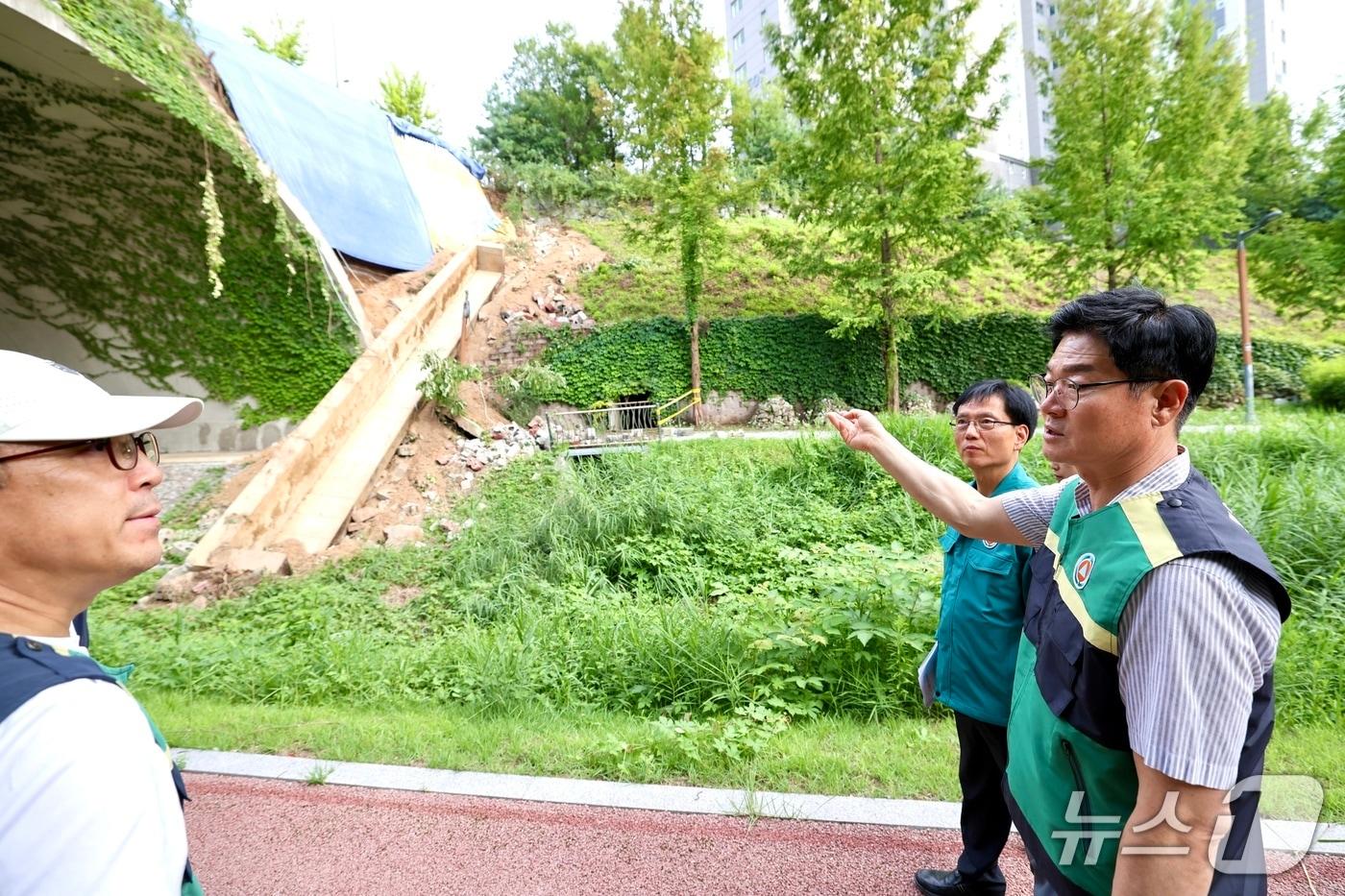 본문 이미지 - 집중호우로 유실된 곳 점검하는 구자열 원주시장.(원주시 제공, 재판매 및 DB금지)