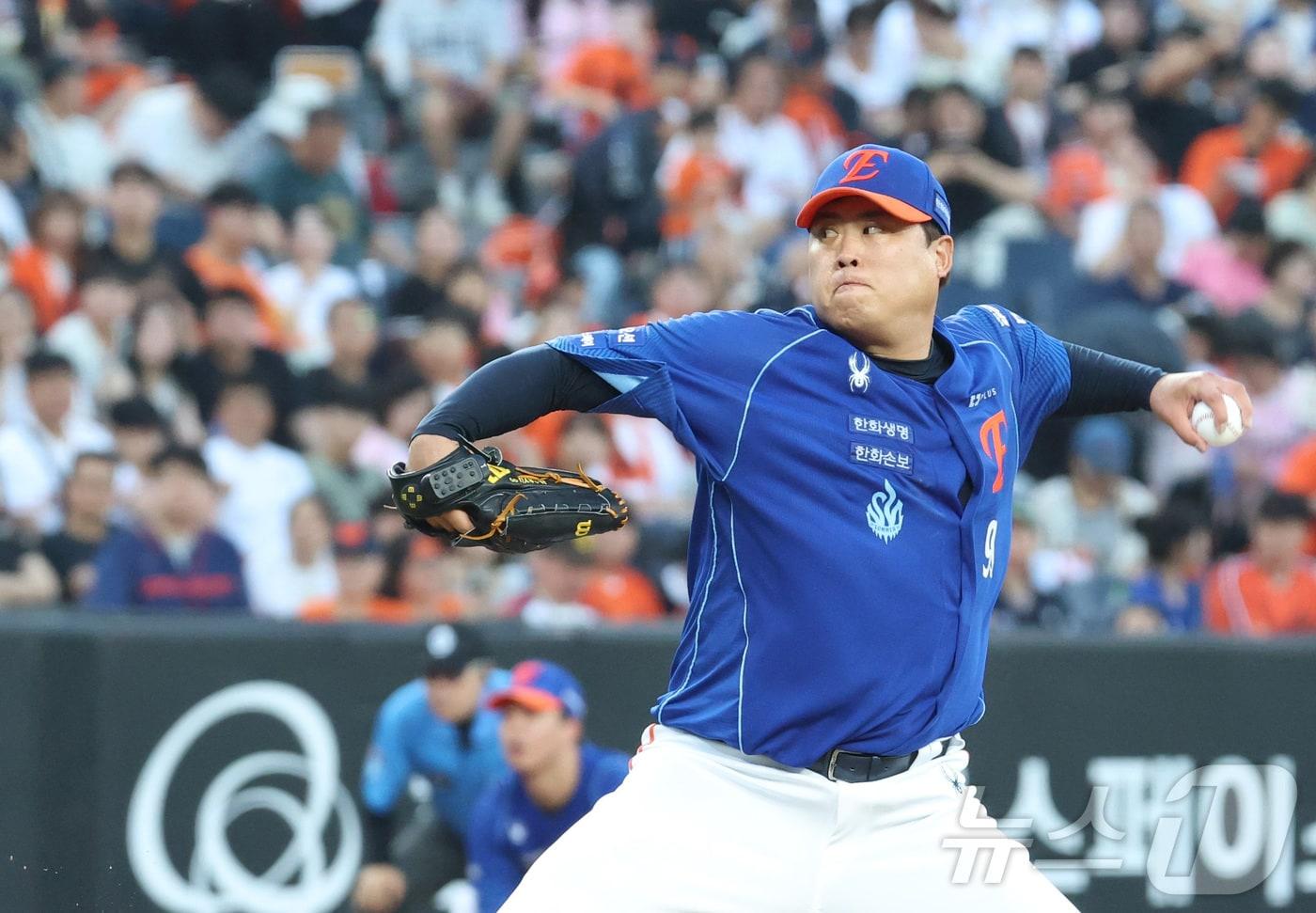 본문 이미지 - 19일 대전 한화생명볼파크에서 열린 2026 신한 SOL KBO리그 키움 히어로즈와 한화 이글스의 경기에서 한화 류현진이 선발 투구하고 있다. 2026.7.19 ⓒ 뉴스1 김기남 기자