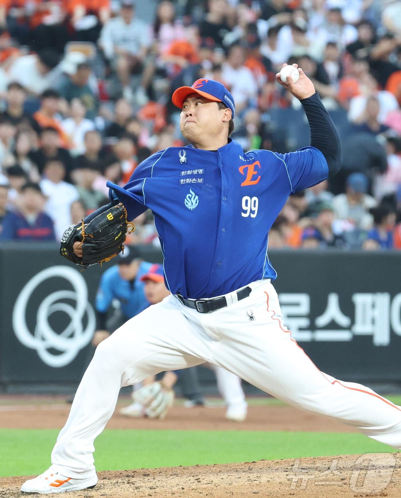 본문 이미지 - 19일 대전 한화생명볼파크에서 열린 2026 신한 SOL KBO리그 키움 히어로즈와 한화 이글스의 경기에서 한화 류현진이 선발 투구하고 있다. 2026.7.19 ⓒ 뉴스1 김기남 기자