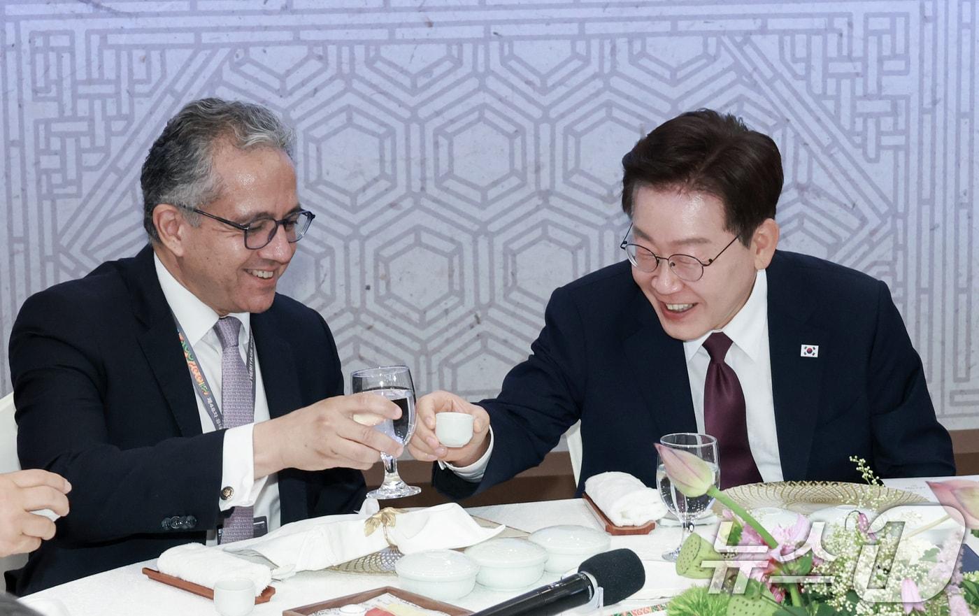 본문 이미지 - 이재명 대통령이 19일 부산에서 열린 제48차 유네스코 세계유산위원회 내빈 만찬에서 건배를 하고 있다. (청와대통신사진기자단) 2026.7.19 ⓒ 뉴스1 이재명 기자