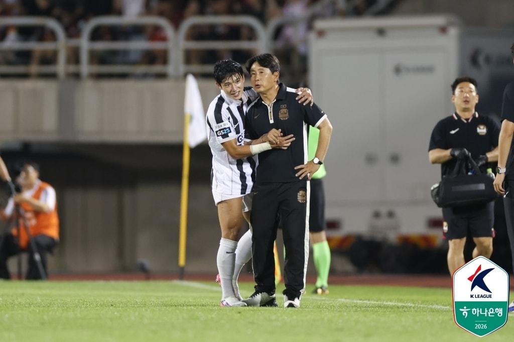 본문 이미지 - FC서울 정승원이 19일 부천종합운동장에서 열린 부천FC와 원정 경기에서 득점 후 김기동 감독과 함께 기뻐하고 있다. (한국프로축구연맹 제공)
