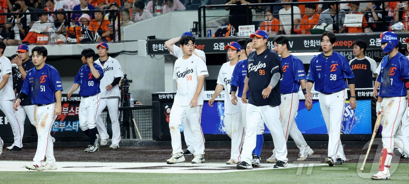 본문 이미지 - 19일 대전 한화생명볼파크에서 열린 2026 신한 SOL KBO리그 키움 히어로즈와 한화 이글스의 경기에서 11회말 연장 9대9 무승부로 경기를 마치고 있다. 2026.7.19 ⓒ 뉴스1 김기남 기자