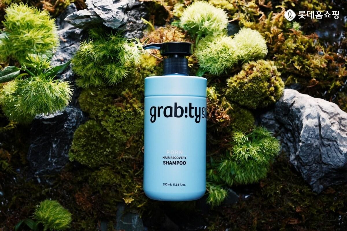 본문 이미지 - 기능성 탈모 샴푸 브랜드 '그래비티(Gravity)'의 신제품 '그래비티 PDRN 헤어 리커버리 샴푸'. (롯데홈쇼핑 제공)