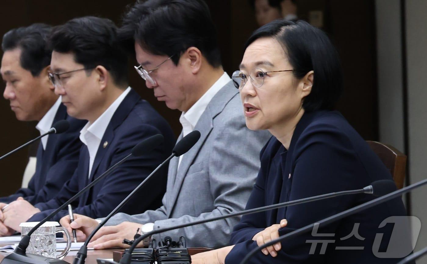 본문 이미지 - 한성숙 국무총리가 2일 세종시 정부세종청사에서 열린 비상경제점검회의를 주재하며 발언하고 있다. 2026.7.2 ⓒ 뉴스1 김기남 기자