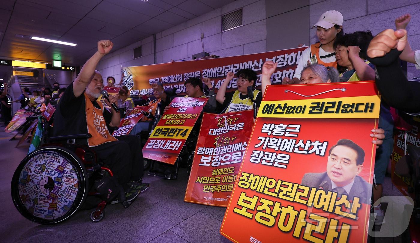 본문 이미지 - 전국장애인차별철폐연대(전장연) 박경석 대표를 비롯한 소속 회원들이 2일 오전 서울 중구 지하철 1호선 시청역에서 '69차 출근길 지하철 탑니다' 탑승 시위를 하고 있다. 2026.7.2 ⓒ 뉴스1 김성진 기자