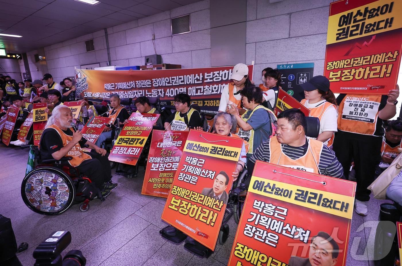 본문 이미지 - 전국장애인차별철폐연대(전장연) 박경석 대표를 비롯한 소속 회원들이 지난달 2일 오전 서울 중구 지하철 1호선 시청역에서 '69차 출근길 지하철 탑니다' 탑승 시위를 하고 있다. ⓒ 뉴스1 김성진 기자