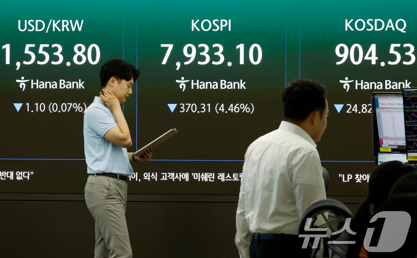 본문 이미지 - 2일 오전 서울 중구 하나은행 본점 딜링룸 전광판에 코스피 등 시황이 표시되고 있다. 2026.7.2 ⓒ 뉴스1 박정호 기자