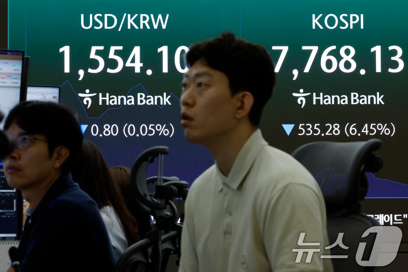 본문 이미지 - 2일 오전 서울 중구 하나은행 본점 딜링룸 전광판에 코스피 등 시황이 표시되고 있다.  2026.7.2 ⓒ 뉴스1 박정호 기자