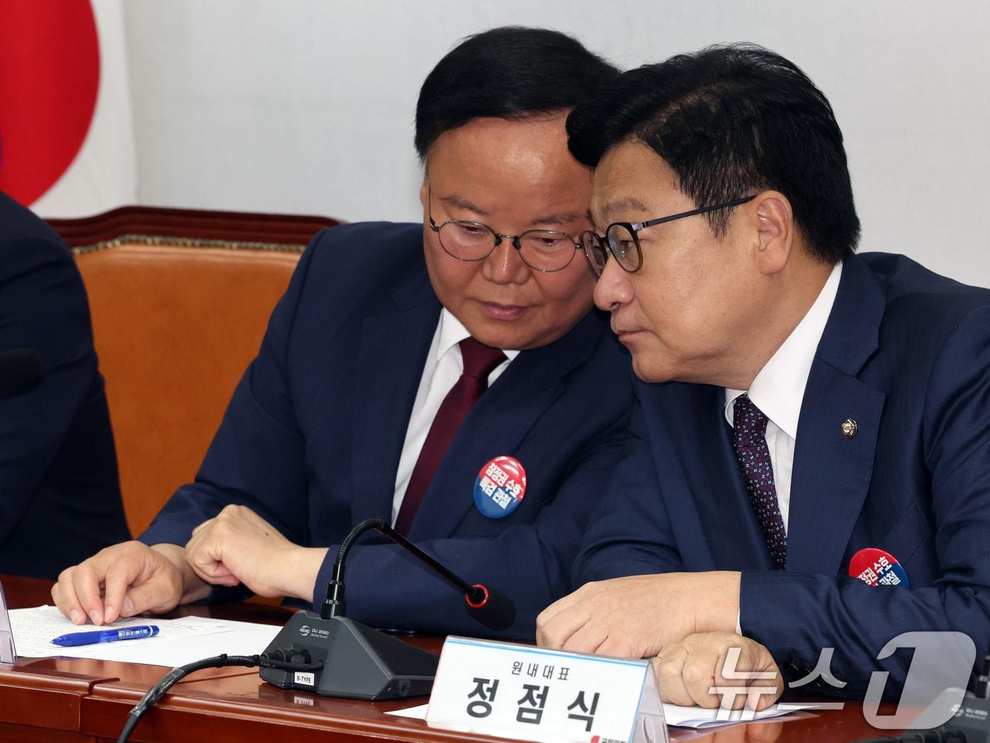 본문 이미지 - 지난 2일 오전 서울 여의도 국회에서 열린 최고위원회의에서 정점식 원내대표와 김재원 최고위원이 대화를 나누고 있다. 2026.7.2 ⓒ 뉴스1 황기선 기자