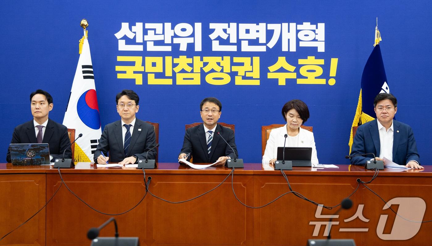 본문 이미지 - 한병도 더불어민주당 당대표 직무대행 겸 원내대표가 2일 서울 여의도 국회에서 열린 정책조정회의에서 모두 발언을 하고 있다. 2026.7.2 ⓒ 뉴스1 유승관 기자