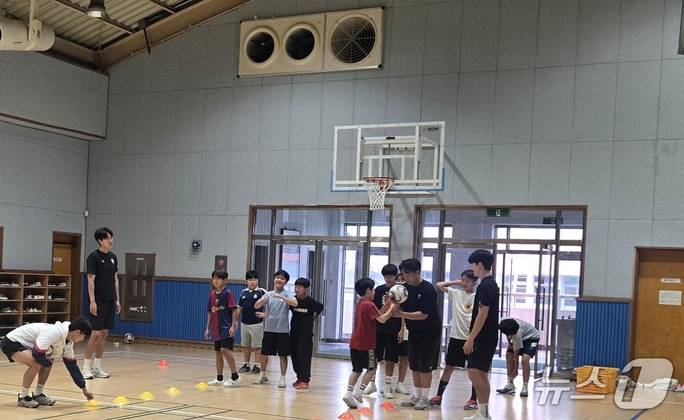 본문 이미지 - 금산인삼FC 선수단이 금산중앙초등학교에서 '찾아가는 축구교실'을 운영하고 있다. (금산군 제공. 재판매 및 DB 금지)