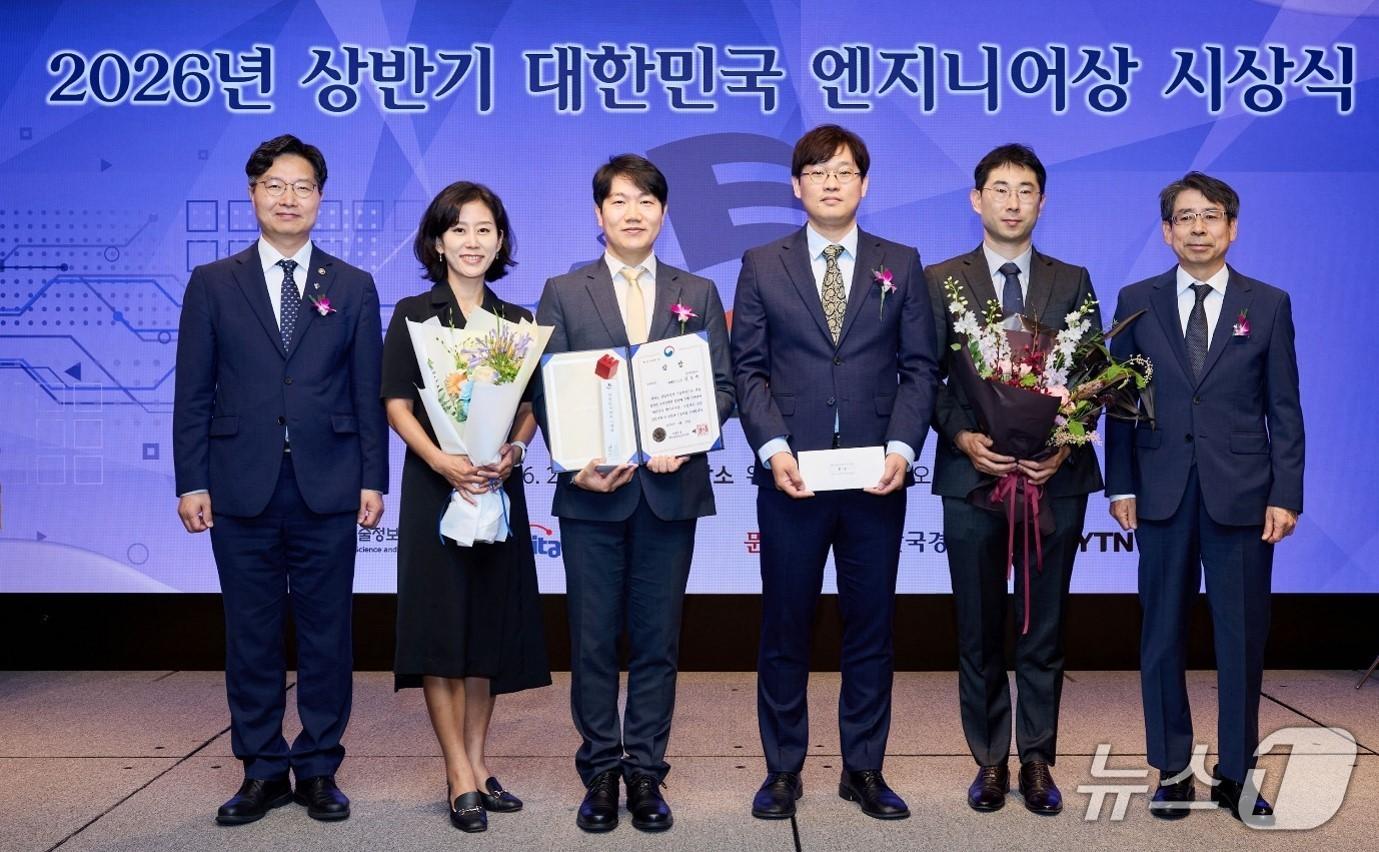 본문 이미지 - 한미약품은 지난달 23일 서울 웨스티조선호텔에서 '임호택 의약혁신센터장이 '대한민국 엔지니어상'을 수상했다고 2일 밝혔다 (한미약품 제공)
