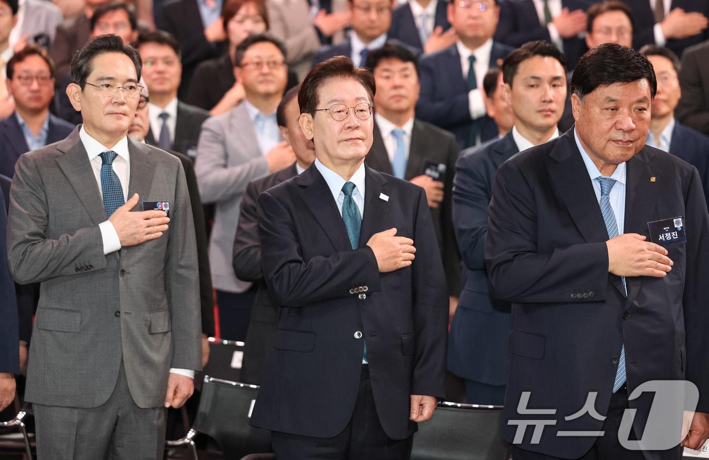 본문 이미지 - 이재명 대통령과 이재용 삼성전자 회장, 서정진 셀트리온 회장이 2일 충남 아산에서 열린 충청권 첨단산업 발전비전 국민보고회에서 국민의례를 하고 있다. 2026.7.2 ⓒ 뉴스1 허경 기자
