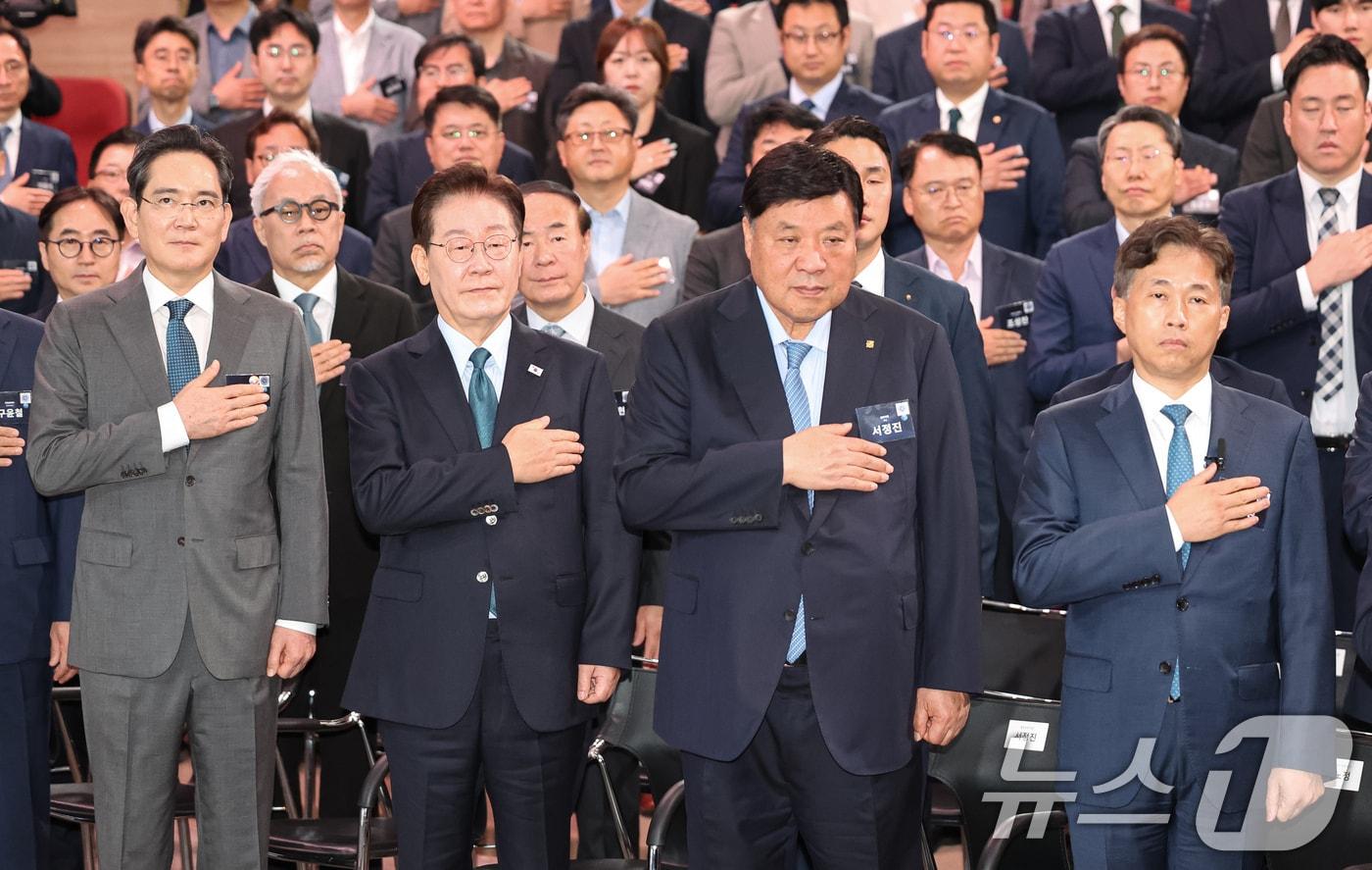 본문 이미지 - 이재명 대통령과 이재용 삼성전자 회장, 곽노정 SK하이닉스 대표이사, 서정진 셀트리온 회장이 2일 충남 아산에서 열린 충청권 첨단산업 발전비전 국민보고회에서 국민의례를 하고 있다. 2026.7.2 ⓒ 뉴스1 허경 기자