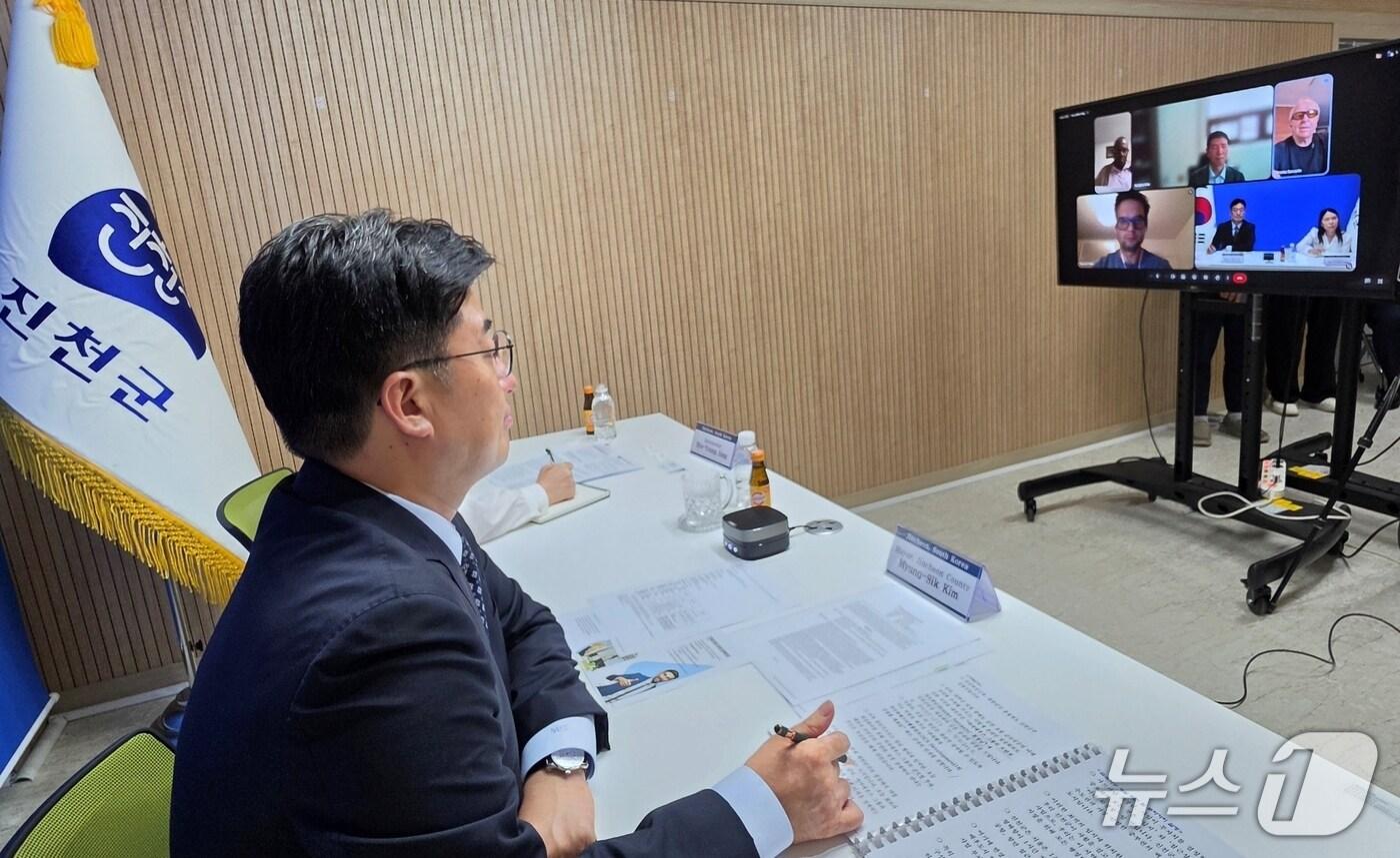 본문 이미지 - 김명식 진천군수가 2일 오전 초평 금곡지구 경제자유구역 지정과 관련해 글로벌 투자기업 관계자와 영상회의를 하고 있다.(진천군 제공. 재판매 및 DB금지)/뉴스1