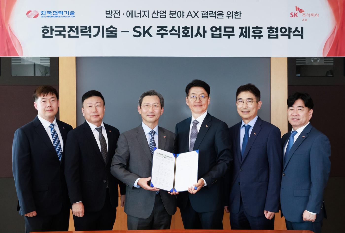 본문 이미지 - 김완종 SK AX 사장(오른쪽에서 세 번째), 손건일 SK AX CCO(최고고객책임자) (오른쪽에서 두 번째), 김태균 한국전력기술 사장(왼쪽에서 세 번째), 장현영 한국전력기술 연구원장(왼쪽에서 두 번째) 등 관계자들이 '발전·에너지 산업 분야 AX 협력을 위한 업무협약식' 후 기념사진을 찍고 있다. (SK AX 제공)