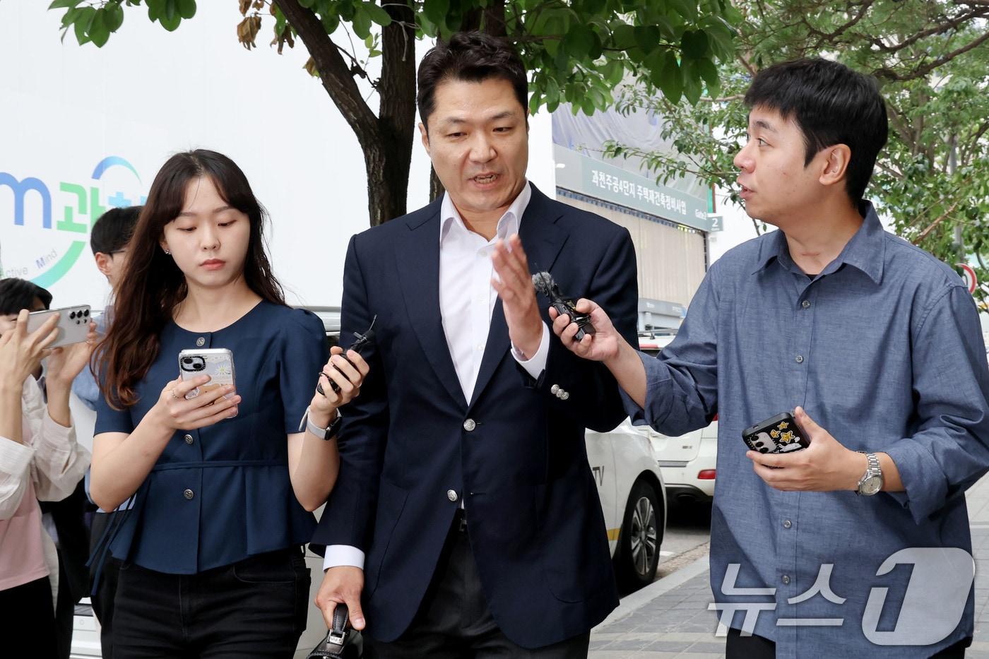 본문 이미지 - 김건희 여사의 '도이치모터스 주가조작' 사건의 주임 검사였던 최재훈 전 서울중앙지검 반부패수사2부장이 2일 오전 경기 과천 2차 종합특검 사무실에 피의자 신분으로 조사를 받기 위해 출석하고 있다. 최 검사는 김 여사를 최종 불기소하기 전 '혐의없음'으로 결론을 정해놓고 수사 보고서를 사후 수정했다는 혐의(허위공문서 작성)를 받고 있다. 2026.7.2 ⓒ 뉴스1 이광호 기자