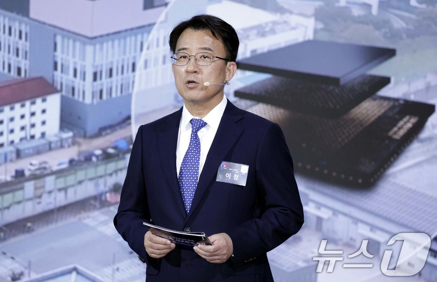본문 이미지 - 이청 삼성디스플레이 대표이사가 2일 충남 아산에서 열린 충청권 첨단산업 발전비전 국민보고회에서 최첨단 소재, 부품 산업 충청 중심 집중투자 계획을 발표하고 있다. 2026.7.2 ⓒ 뉴스1 허경 기자