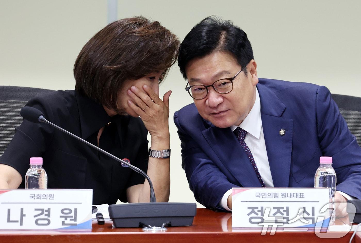 본문 이미지 - 국민의힘 국민의힘 원내대표와 나경원 의원이 2일 오전 서울 여의도 국회 의원회관에서 열린 선거관리위원회 신뢰 회복을 위한 정책토론회에서 대화를 하고 있다. 2026.7.2 ⓒ 뉴스1 황기선 기자