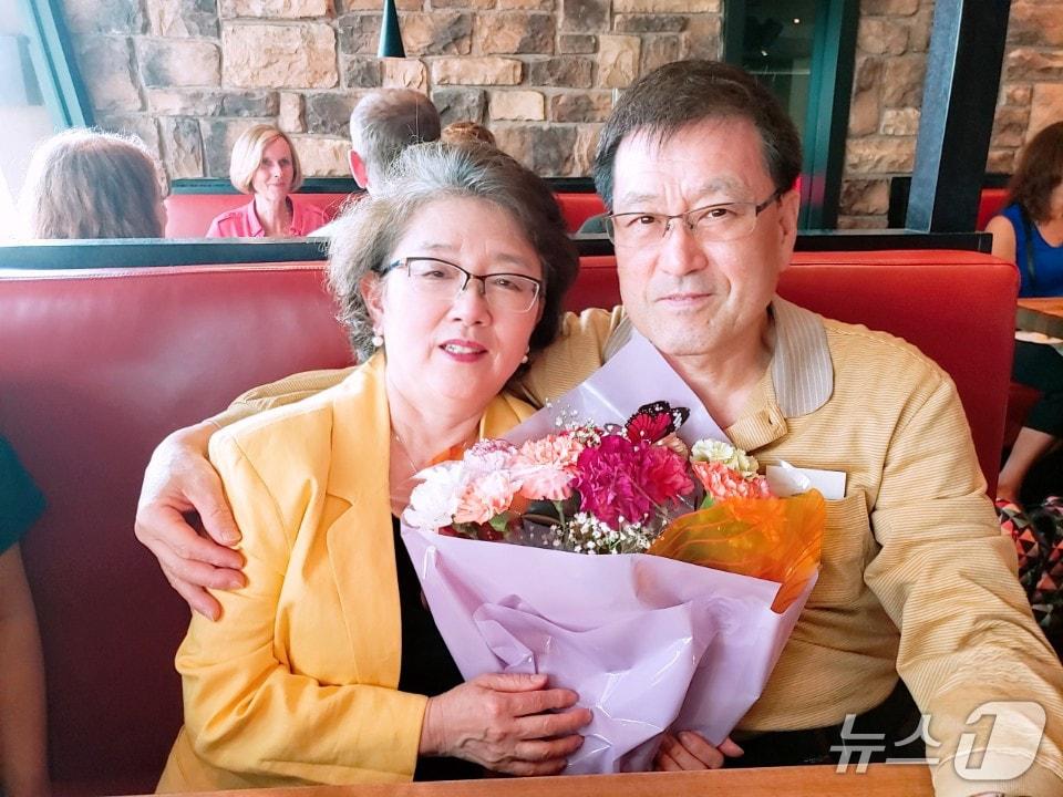 본문 이미지 - 동국대 영어영문학과 80학번 동문 채윤·곽정령 부부. (동국대학교 자료 제공)