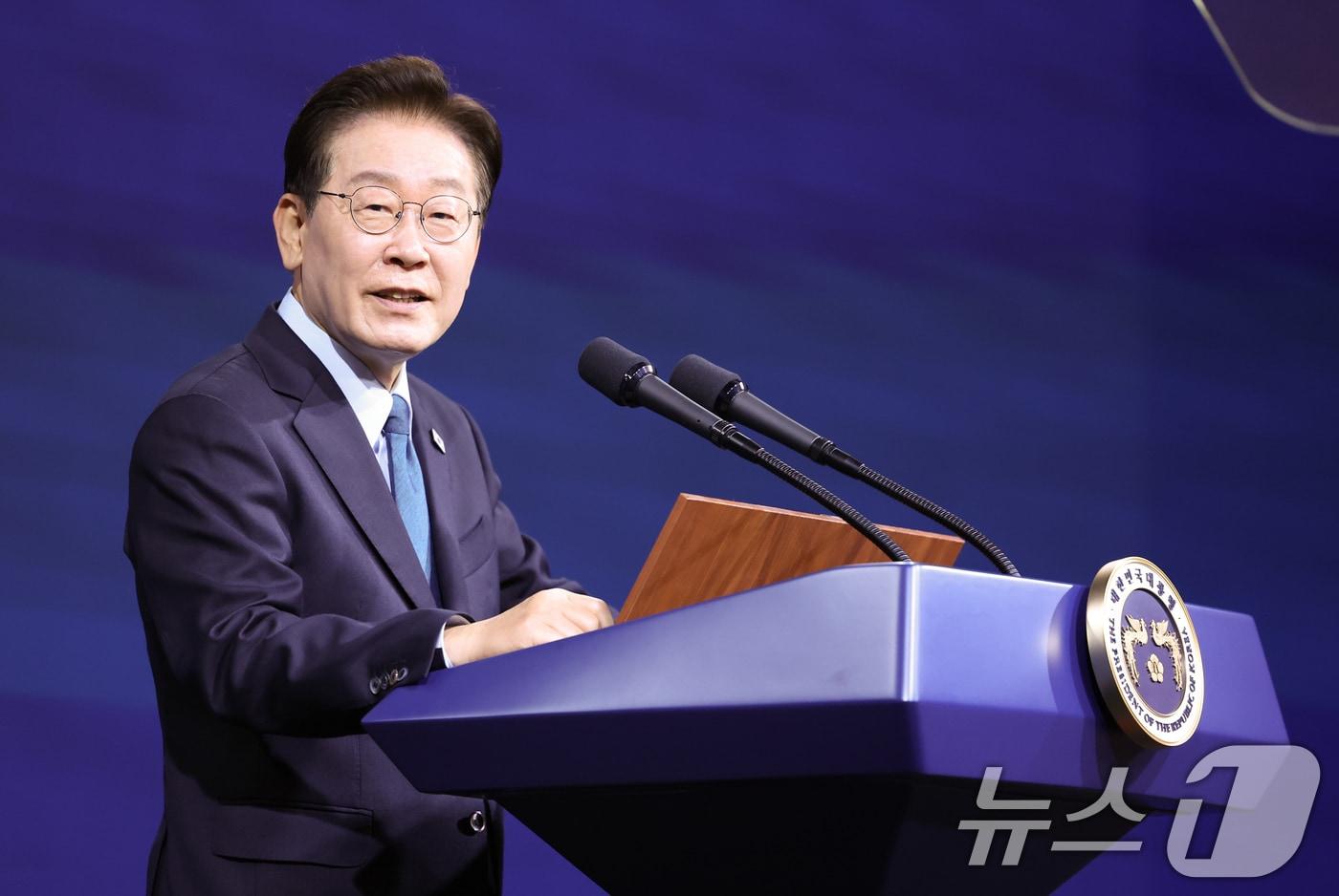 본문 이미지 - 이재명 대통령이 2일 충남 아산에서 열린 충청권 첨단산업 발전비전 국민보고회에서 축사를 하고 있다. 2026.7.2 ⓒ 뉴스1 허경 기자