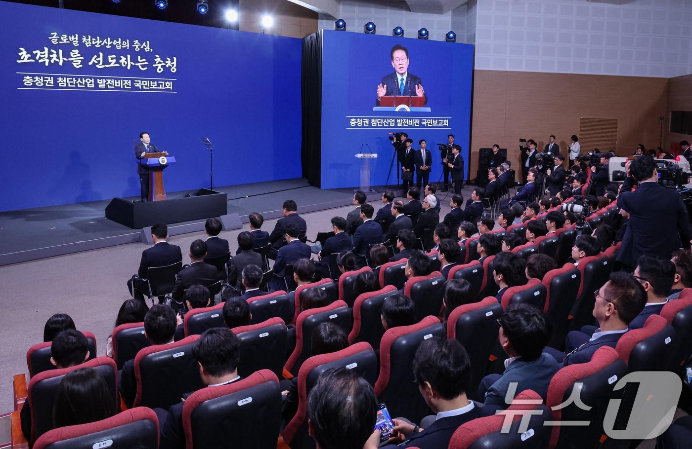 본문 이미지 - 이재명 대통령이 2일 충남 아산에서 열린 충청권 첨단산업 발전비전 국민보고회에서 축사를 하고 있다. 2026.7.2 ⓒ 뉴스1 허경 기자