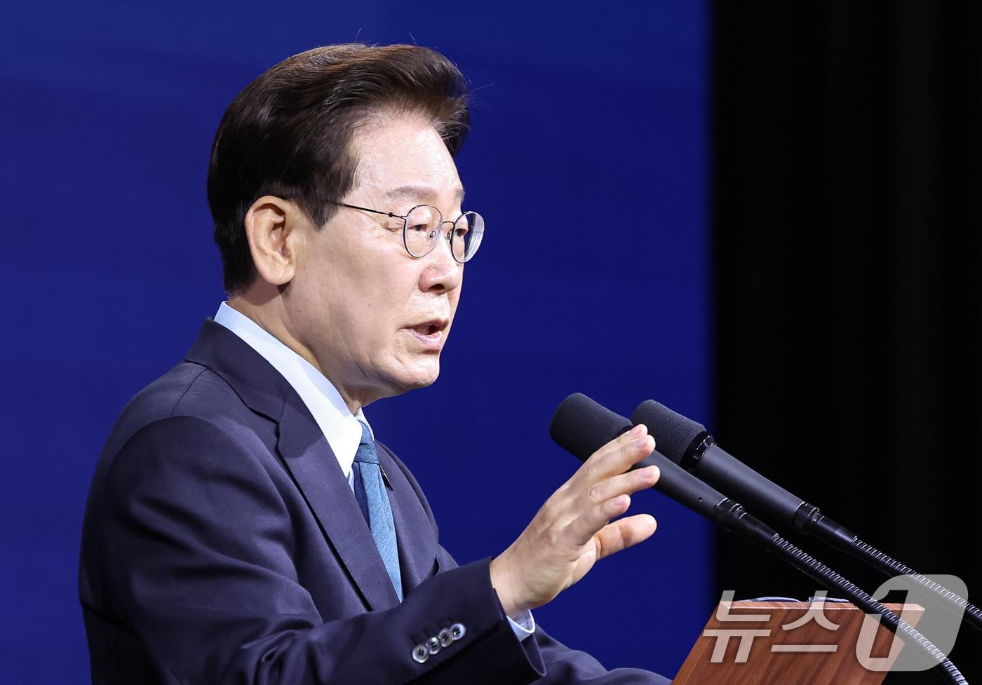 본문 이미지 - 이재명 대통령이 2일 충남 아산에서 열린 충청권 첨단산업 발전비전 국민보고회에서 축사를 하고 있다. 2026.7.2 ⓒ 뉴스1 허경 기자